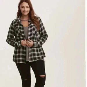 TORRID Black & White Plaid Studded Camp Shirt Women’s Size 2